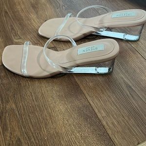 Clear-heeled nude sandals with low heel